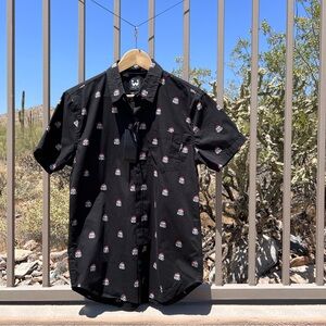 NWT WXYZ Men’s Buttoned Down Short Sleeve Shirt Size M Black W/Skull Santa